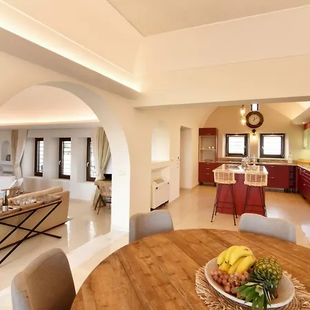 Villa Irene's Fira (Santorini)